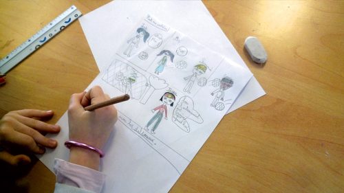 un enfant dessine une bd