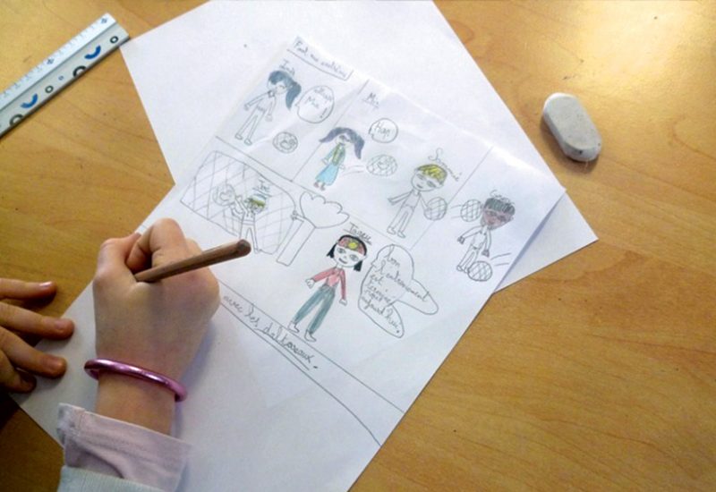 un enfant dessine une bd